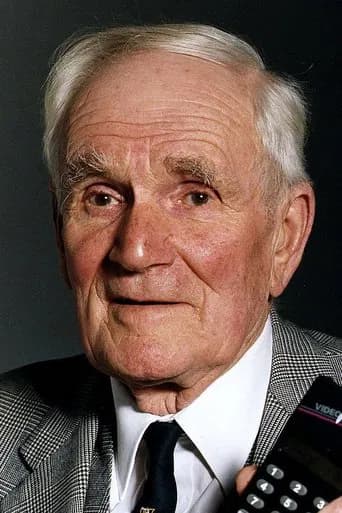 تصویر Desmond Llewelyn